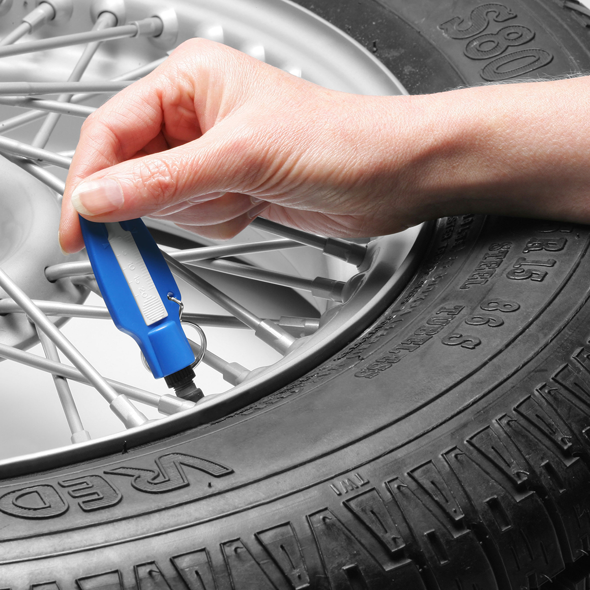 Reifenprofiltiefenmesser mit Ventilkappendreher