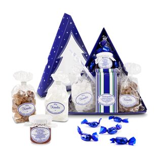 Eine winterliche Tannenbaumverpackung mit 50 g Wintertee & Weihnachtsgelee, 125 g Krustenkandis & Würfelkandis, 5 Teebonbons & einem Rezept.