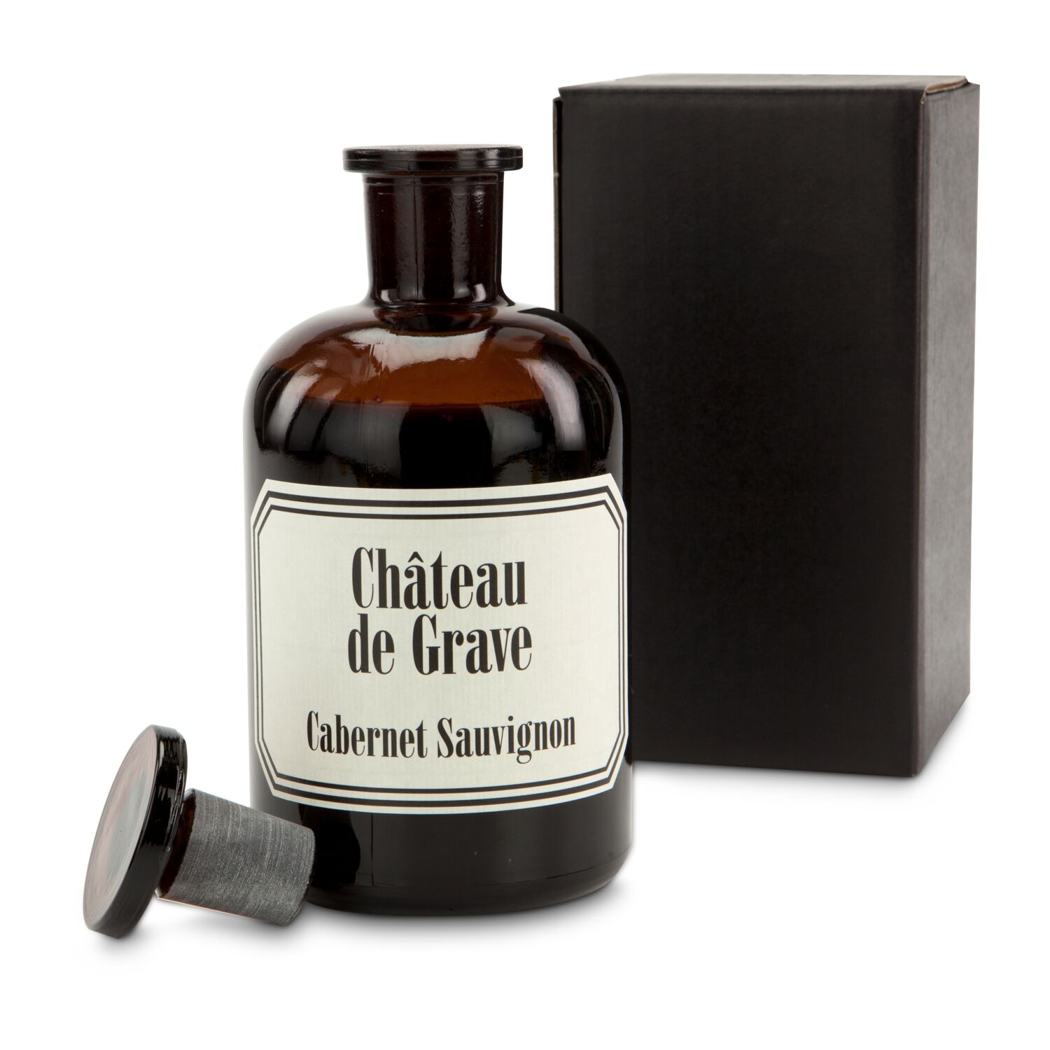 Vollmundiger Cabernet Sauvignon gefüllt in eine originale Apothekerflasche mit Glaskorken und passendem Etikett. Im schwarzen Geschenkkarton