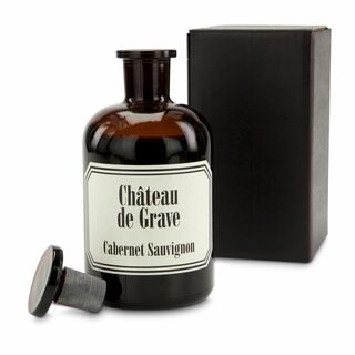 Vollmundiger Cabernet Sauvignon gefüllt in eine originale Apothekerflasche mit Glaskorken und passendem Etikett. Im schwarzen Geschenkkarton