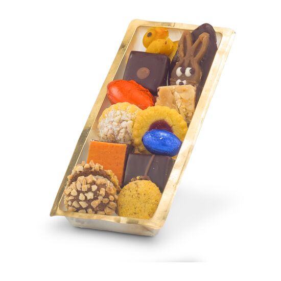 Diese österliche Gebäckmischung (125 g) in hochwertiger Confiserie-Qualität präsentiert sich in einer goldenen Schale mit gelber Schleife.
