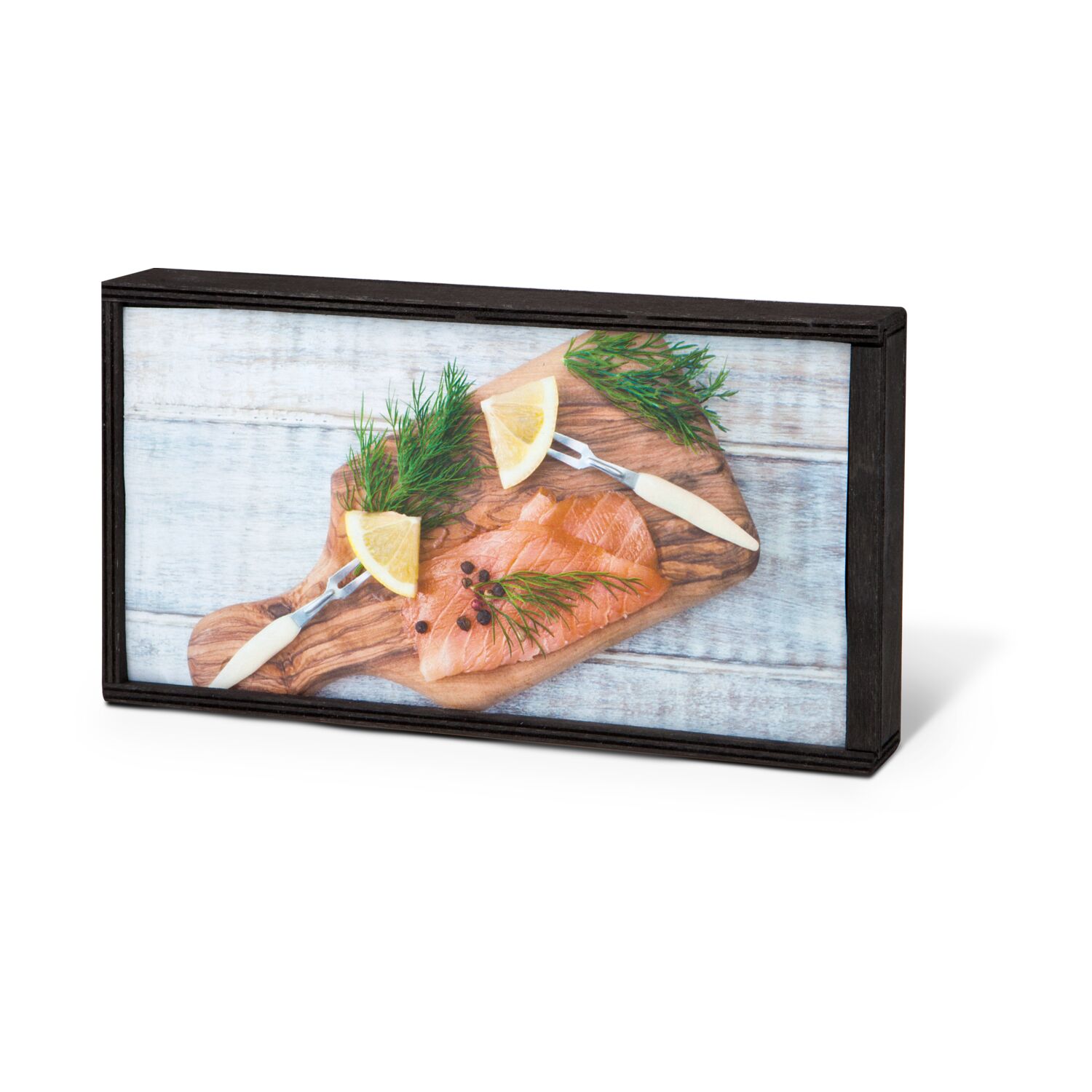 Gutschein in Holzkiste für 500 g rauchzarten Atlantik Gourmet Lachs. Mit feinem Sahne-Meerrettich und Senf-Dill Sauce.