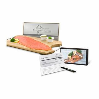 Gutschein in Holzkiste für 500 g rauchzarten Atlantik Gourmet Lachs. Mit feinem Sahne-Meerrettich und Senf-Dill Sauce.