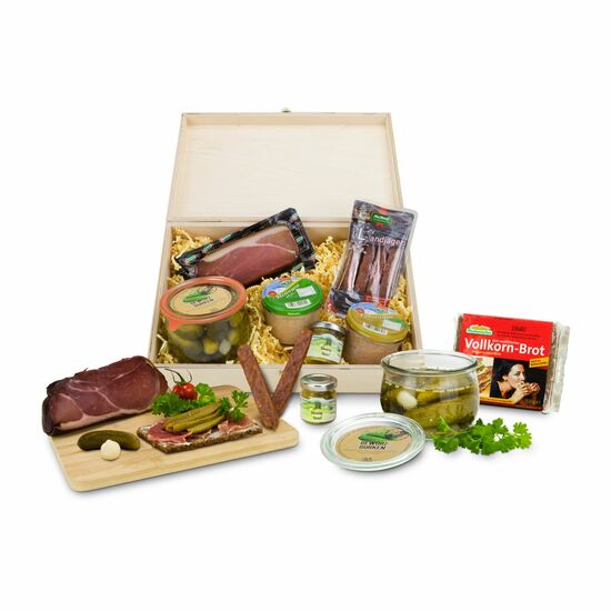 Große Holzkiste gefüllt mit Schinken, 4 Landjägern, Leberwurst, Bauernmettwurst, Senf, Gewürzgurken und Vollkornbrot