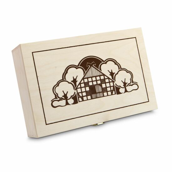 Große Holzkiste gefüllt mit Schinken, 4 Landjägern, Leberwurst, Bauernmettwurst, Senf, Gewürzgurken und Vollkornbrot