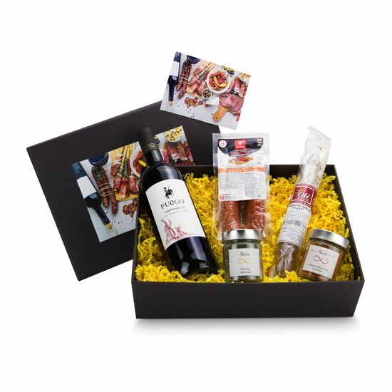 Spanien für Zuhause: Chorizo Wurst, Salami Fuet, Aioli Dip, Patatas Bravas Dip und 1 Fuego Rotwein (0,75 l) + Rezeptkarte in Geschenkbox
