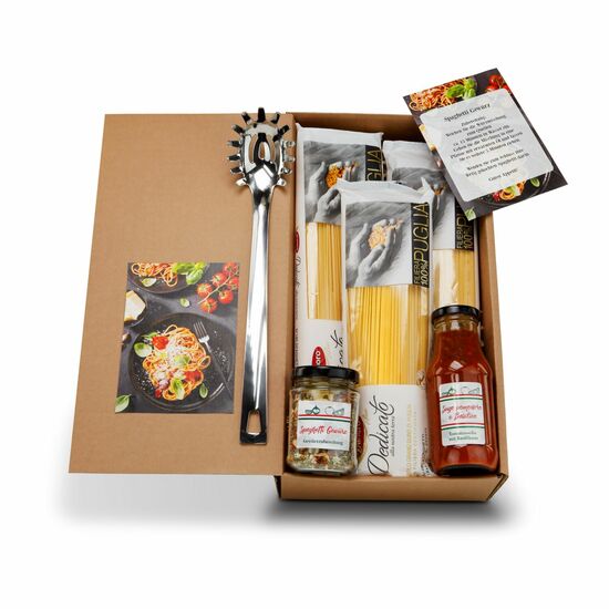 3 Packungen Spaghetti, 1 Tomaten-Sugo, 1 Spaghetti-Gewürz sowie 1 ROMINOX® Spaghetti-Heber verpackt in einem naturfarbenen Karton.