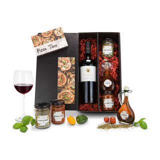 1 Rotwein Nero D`Avola (0,75 l), 160 g Tomatensoße, 40 g Pizzagewürz, 95 ml Pizza-Öl und 1 Rezeptkarte verpackt im schwarzen Karton