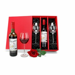 Das Set enthält eine Flasche Tapaz Tempranillo (0,75 l) und zwei passende Gläser in einem roten Geschenkkarton präsentiert.