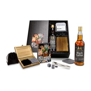 Eine Flasche Whisky, ROMINOX® Whiskysteine, ein Whisky Rezeptbuch und ein ROMINOX® Untersetzer-Set verpackt in einem schwarzen Karton.