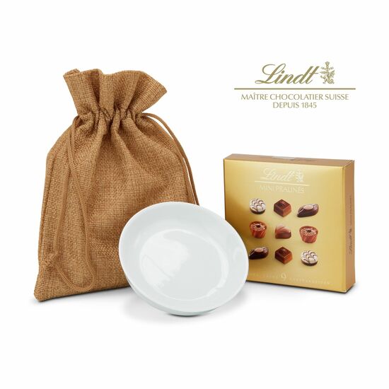 Eine edle Porzellanschale (ca. ø 10 cm) und dazu 9 kleine Lindt Mini Pralinés (44 g) verpackt in einem Jutesäckchen.