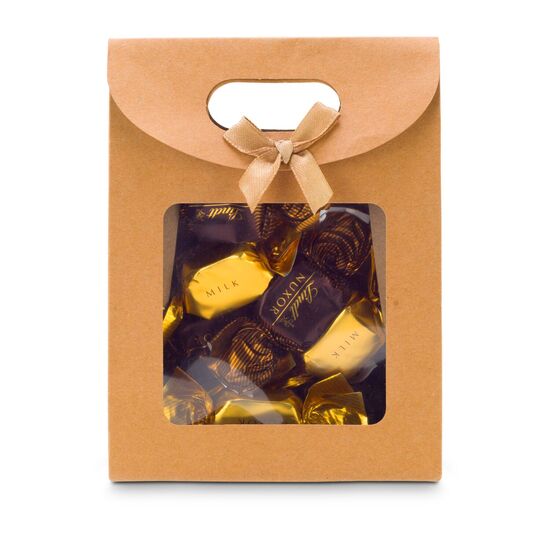 Jeweils 4 Lindt-Nuxor-Pralinen (Feinherbe und Vollmilch Schokolade) verpackt in einer naturfarbenen Verpackung mit Schleife.