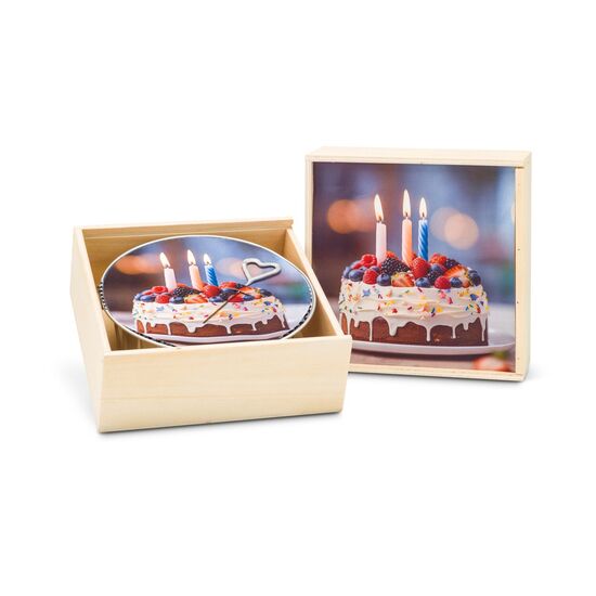 Nach traditionellem Bäckerhandwerk gebackener Schoko-Quarkkuchen mit Wunderkerze, geliefert in einer Holzkiste mit Deckelaufleger.